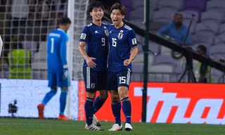 Takumi Minamino chia vui cùng Yuya Osako.