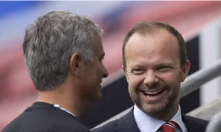 HLV Jose Mourinho cầu cạnh Phó chủ tịch Ed Woodward khi bị CĐV nhà quay lưng.