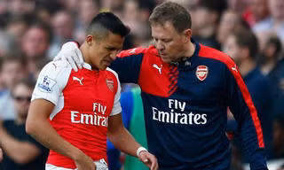 Alexis Sanchez dính chấn thương.