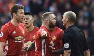 Trọng tài Mike Dean thường xuyên mang tới nỗi buồn cho M.U.