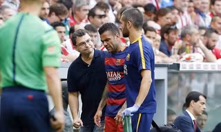 Alves sớm rời sân vì chấn thương.