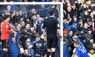 VAR từ chối bàn thắng ở phút 90+1 của Everton.