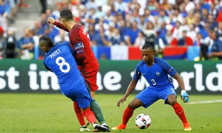 Tình huống Ronaldo bị Payet vào bóng ác ý dẫn tới chấn thương.