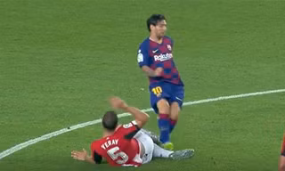 Pha vào bóng thô bạo của Messi với Yeray.