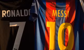 Lionel Messi và Cristiano Ronaldo tiếp tục đứng đầu về thu nhập trong giới bóng đá.