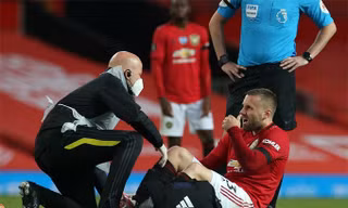 Luke Shaw dính chấn thương ở cổ chân.