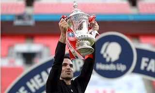 HLV Mikel Arteta.