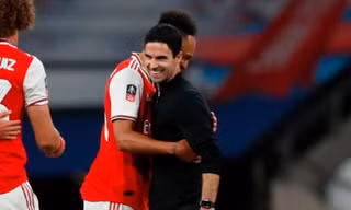 HLV Mikel Arteta ăn mừng cùng các cầu thủ Arsenal.
