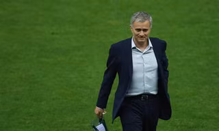 HLV Mourinho lại gây sức ép lên M.U.
