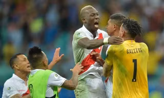 Niềm vui của các cầu thủ Peru sau khi vượt qua Uruguay.