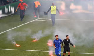 CĐV Croatia ném pháo sáng xuống sân khi trận đấu đang diễn ra.