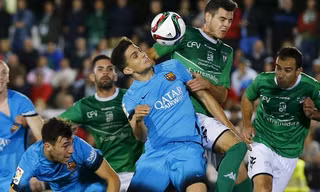 CF Villanovense (áo xanh) đã xuất sắc cầm hòa Barcelona.