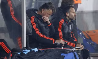 M.U chưa dám sa thải Van Gaal bị sợ phải bồi thường lớn.