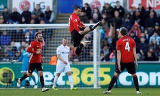 Ibra ăn mừng bàn thắng bằng một cú đá bay theo kiểu Taekwondo.