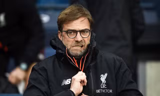 HLV Jurgen Klopp bức xúc khi trọng tài cho rằng mình có ý câu giờ.