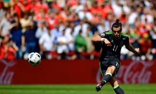 Gareth Bale ghi bàn vào lưới tuyển Anh từ chấm đá phạt. (Nguồn: Getty Images)