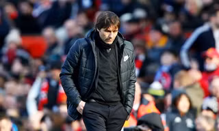 HLV Antonio Conte khó lòng trụ lại Chelsea.