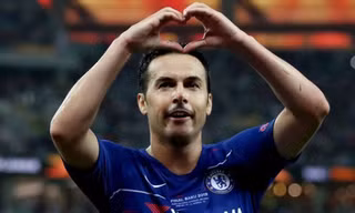Pedro lần công trong chiến thắng ấn tượng của Chelsea.