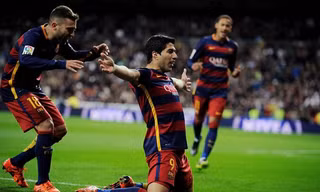 Suarez lập cú đúp giúp Barcelona vùi dập Real Madrid.