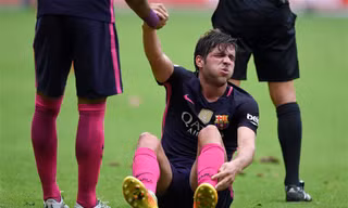 Sergi Roberto dính chấn thương trong trận đấu với Malaga.