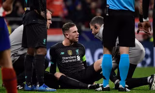 Jordan Henderson dính chấn thương gân khoeo.