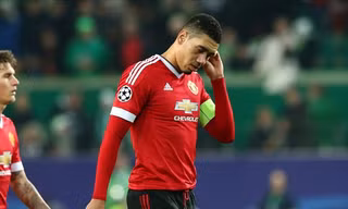 Smalling sẽ phải nghỉ thi đấu cả tháng vì gãy ngón chấn.
