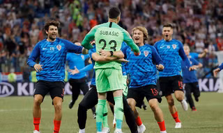 Thủ môn Croatia cản phá thành công 3 cú sút penalty, giúp đội nhà giành vé vào tứ kết.