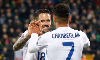 Đồng đội chia vui cùng Ross Barkley.