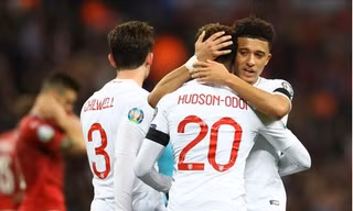 Chelsea muốn chiêu mộ Jadon Sancho (phải) trong hè 2020.