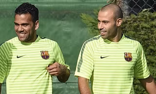 Alves và Mascherano đã đạt được thỏa thuận rời Barcelona.