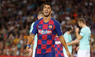 Luis Suarez trên đường gia nhập Juventus.