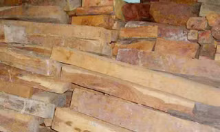 Số gỗ kiểm lâm Kbang thu giữ cất trong kho Ảnh: HK