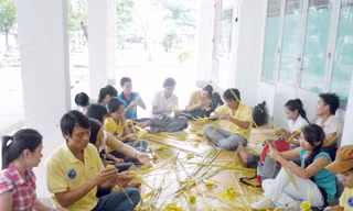 Bạn trẻ xếp lá dừa gây quỹ