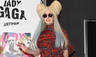 Lady Gaga lại diện trang phục quái dị đến Nhật Bản