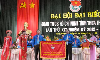 Lãnh đạo T.Ư Đoàn tặng bức trướng cho tuổi trẻ TT- Huế
