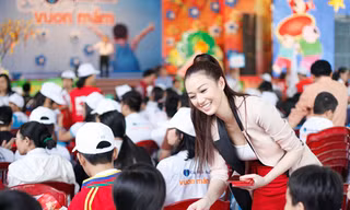 Khánh My tặng lì xì cho trẻ em nghèo