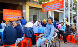 Cả trăm người khuyết tật và già yếu neo đơn được mời đến nhận quà