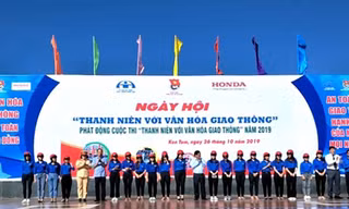 Trao tặng mũ bảo hiểm cho đoàn viên, thanh niên