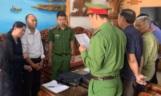 Cơ quan điều tra đọc lệnh đọc tạm giam bị can Đỗ Văn Hưu (áo trắng)