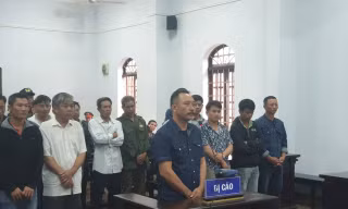 Phượng "râu" và các bị cáo khác tại phiên xét xử sơ thẩm