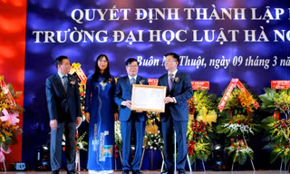 Bộ trưởng Bộ Tư pháp Lê Thành Long (bên phải) trao Quyết định thành lập phân hiệu ĐH Luật Hà Nội tại Đắk Lắk.