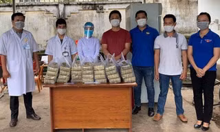 Anh Hoàng cùng những người bạn mang những chiếc bánh chưng đến Bệnh viện lao và bệnh phổi
