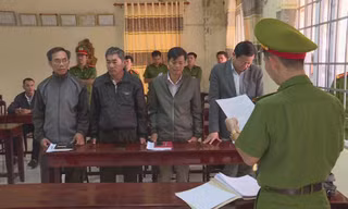 Công an đọc lệnh bắt tạm giam 4 lãnh đạo Cty Ea Kar