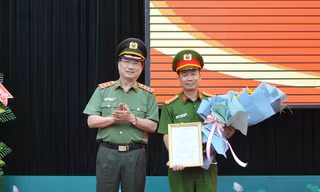 Thứ trưởng Nguyễn Văn Thành trao quyết định cho Đại tá Phạm Minh Thắng (bên phải)