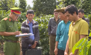 Công an làm việc với ông Thành (dấu X) tại hiện trường