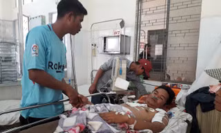 Nạn nhân đang được cấp cứu tại Bệnh viện Đa khoa tỉnh Đắk Lắk