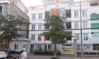 Trụ sở phường Đề Thám, nơi xảy ra vụ việc cán bộ phường dâm ô với trẻ em - Ảnh: Hoàng Long