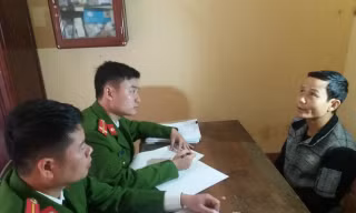 Nhân viên giao hàng Lê Đắc Quyền thừa nhận đã phối hợp với Nguyễn Tài Đủ để dàn dựng vụ trộm - Ảnh: Hoàng Long