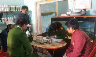Cảnh sát môi trường Nam Định lập biên bản quả tang vụ bán hoá chất cấm - Ảnh: Hoàng Long