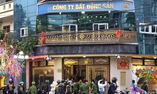 Công an Thái Bình bắt, khám xét nhà vợ chồng Dương, Đường - Ảnh: Hoàng Long